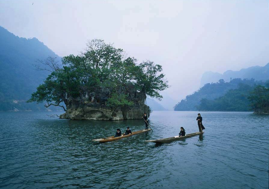 Ba Be - the largest natural lake in Vietnam